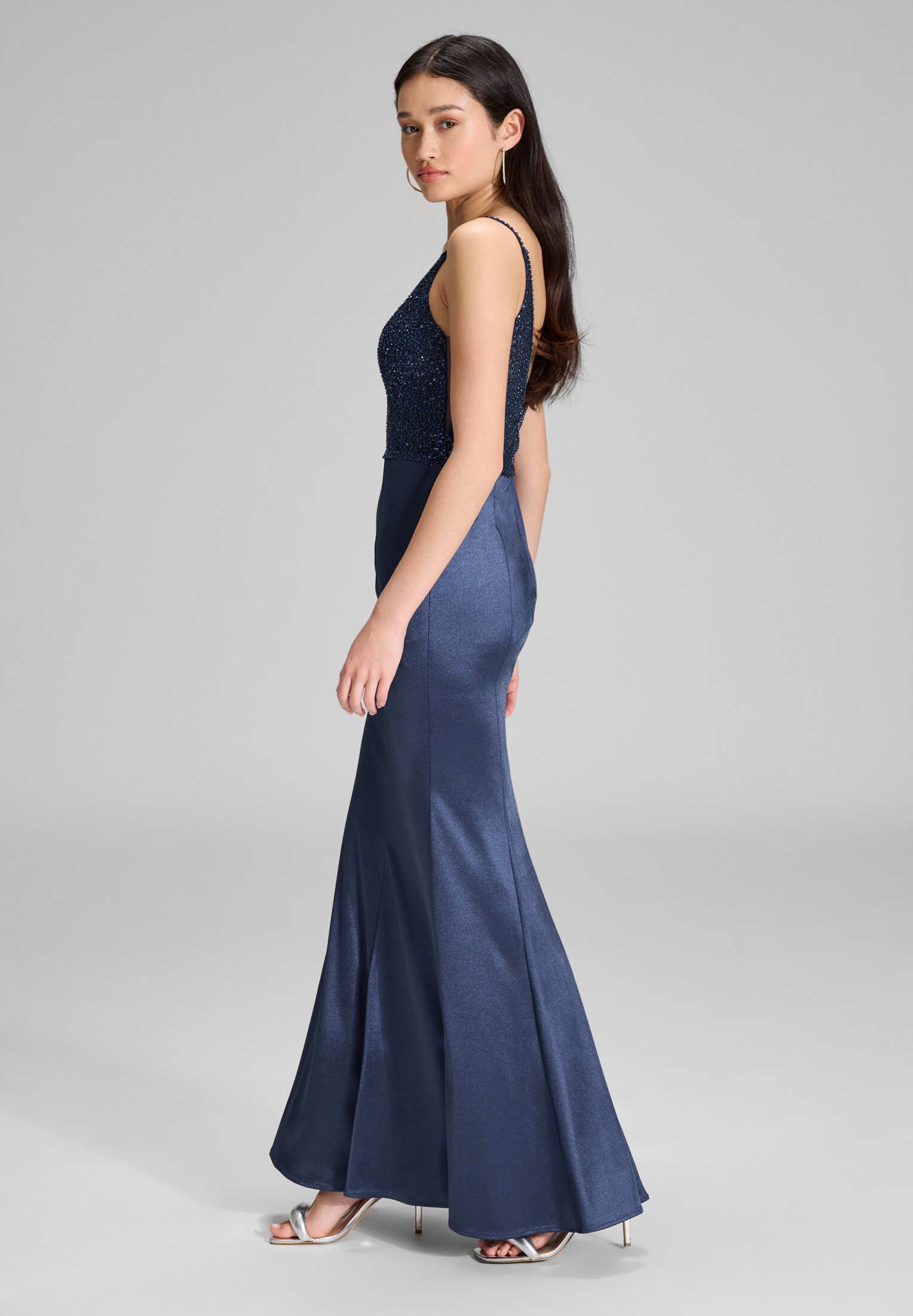 Abendkleid mit feiner Stickerei