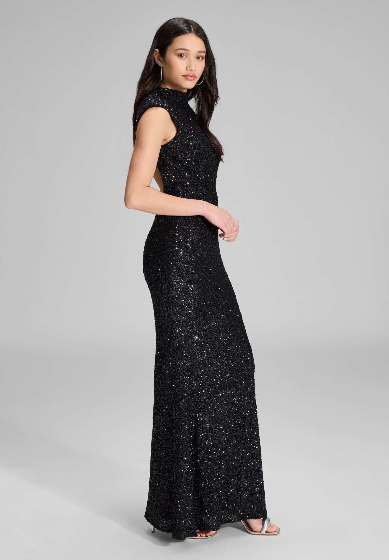 Hochgeschlossenes Paillettenkleid mit Rückenausschnitt