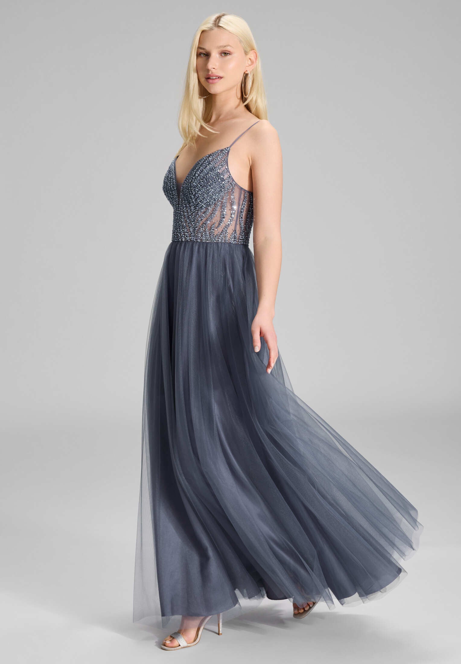 Ausgestelltes Tüllkleid mit tonaler Stickerei