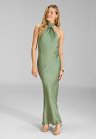 Abendkleid aus nachhaltigem Satin mit Stehkragen matcha green