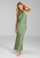 Abendkleid aus nachhaltigem Satin mit Stehkragen