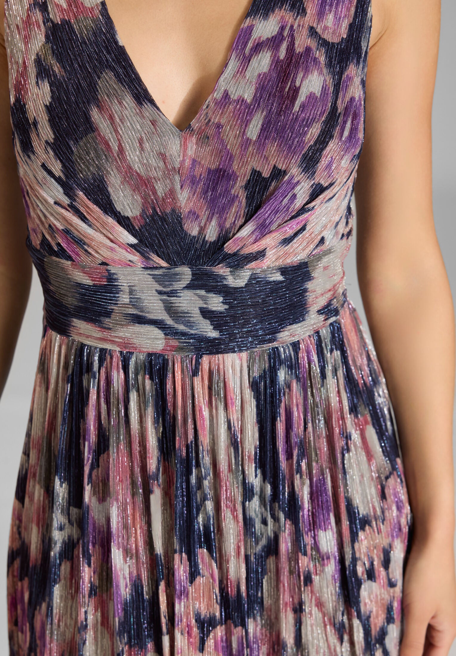 Cocktailkleid aus bedrucktem Plissee Jersey mit V-Ausschnitt