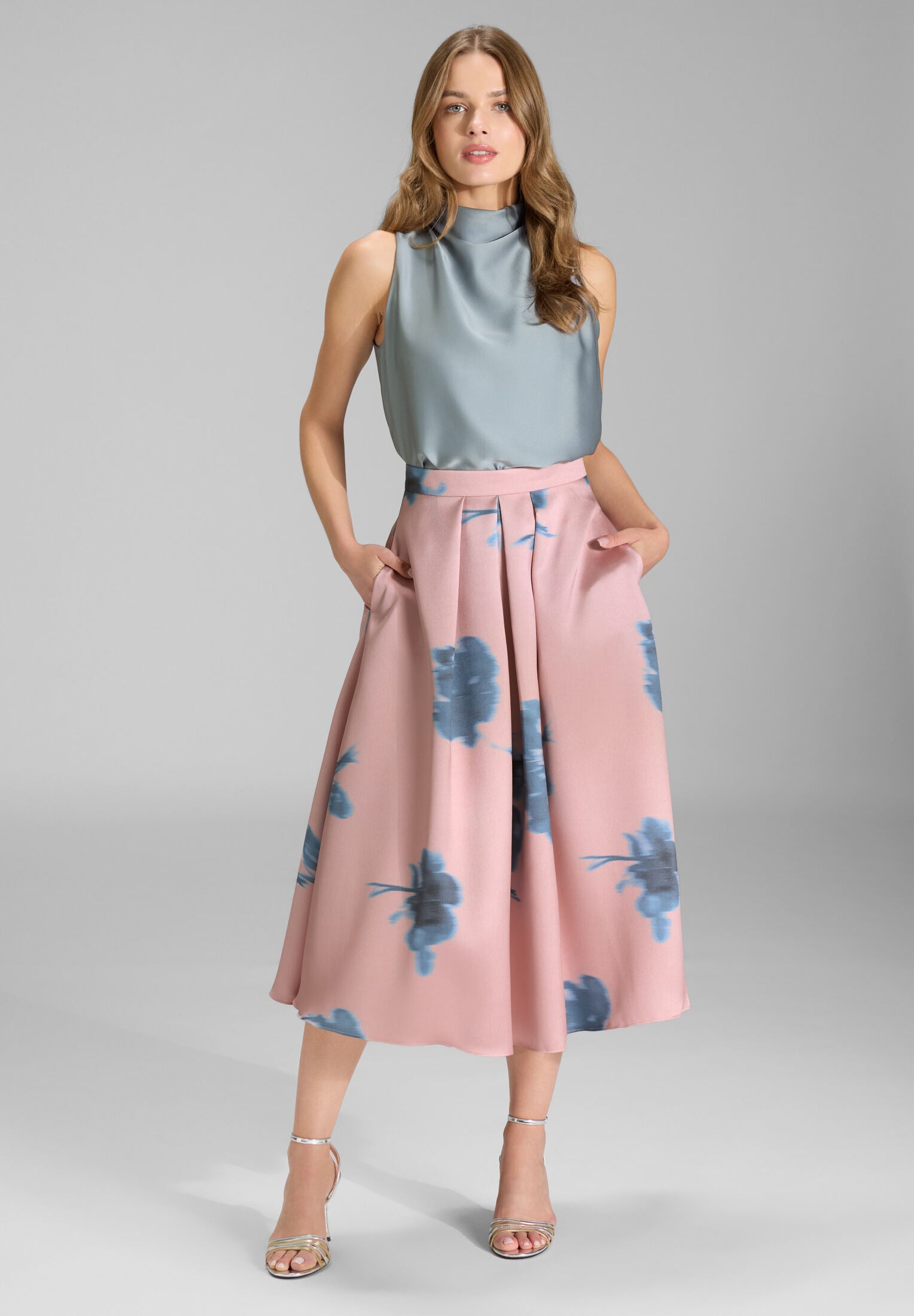 Ärmelloses Top aus nachhaltigem Satin mit Drapierung am Kragen ice blue