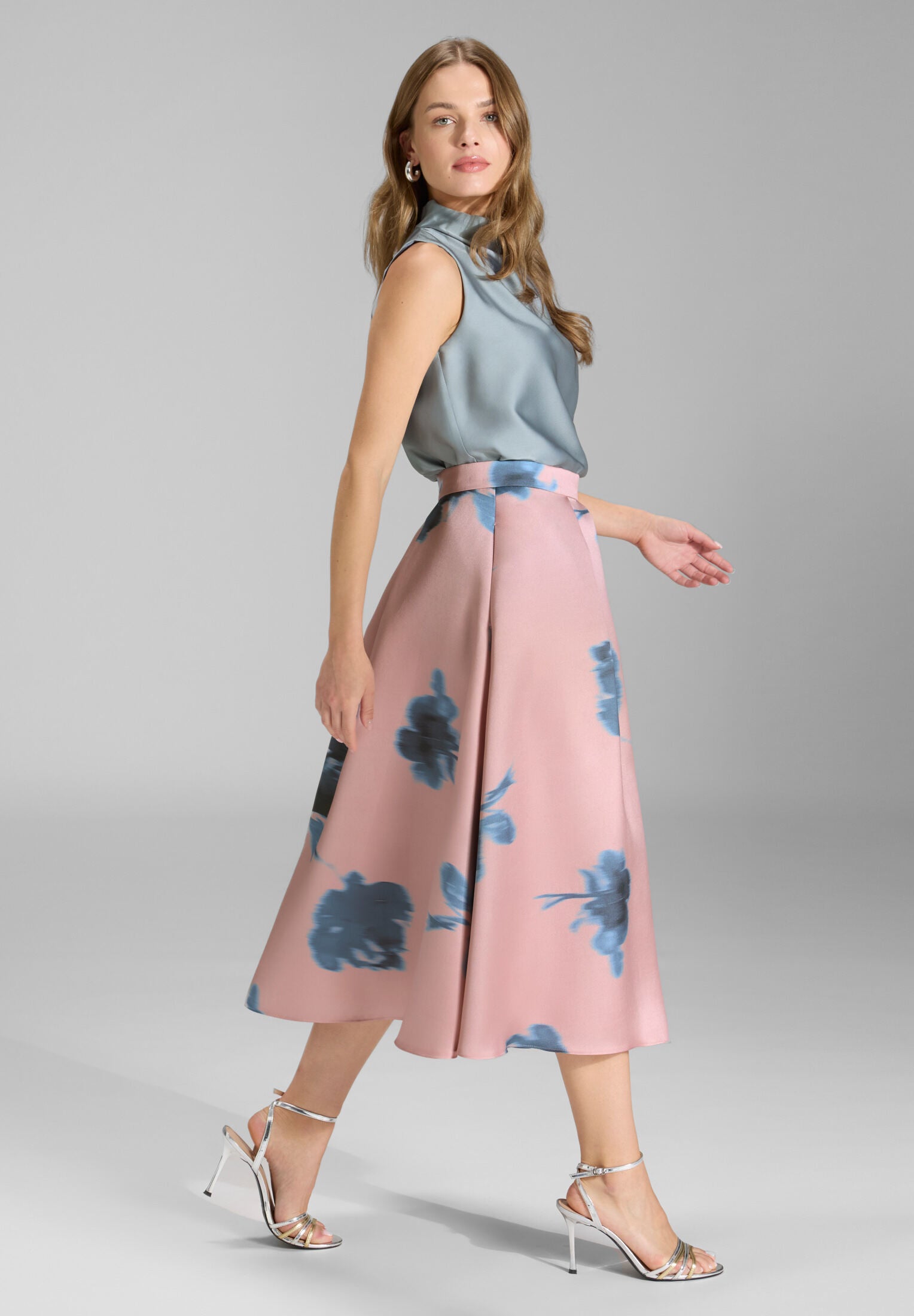 Ärmelloses Top aus nachhaltigem Satin mit Drapierung am Kragen