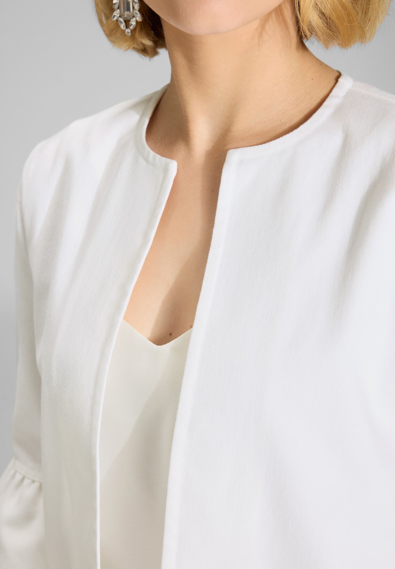 Kurze Jacke aus Stretch Denim mit Rüsche am Ärmelsaum