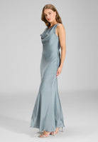 Abendkleid aus nachhaltigem Satin mit Wasserfall Ausschnitt