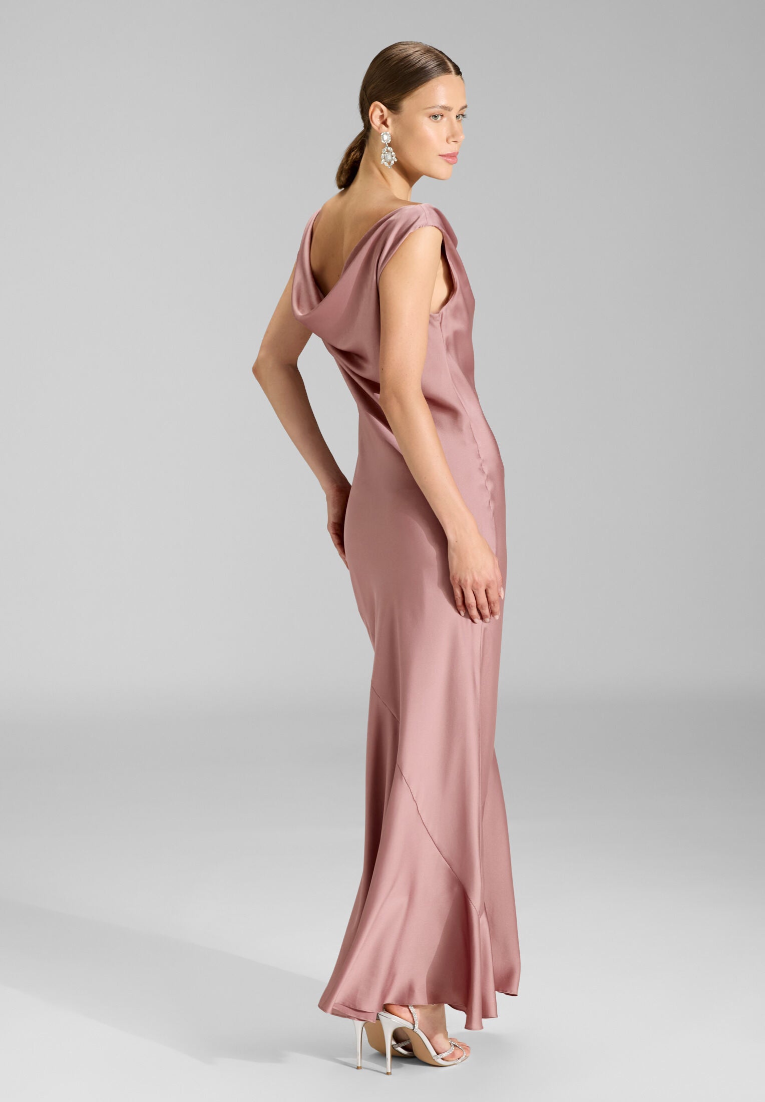 Abendkleid aus nachhaltigem Satin mit Wasserfall Ausschnitt
