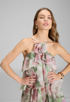 Abendkleid aus bedrucktem Chiffon mit gestuften Volants