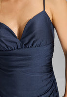 Figurbetontes Abendkleid aus Jersey Satin mit Schnürung im Rücken