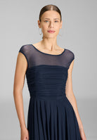 Cocktailkleid aus Mesh mit geraffter Korsage