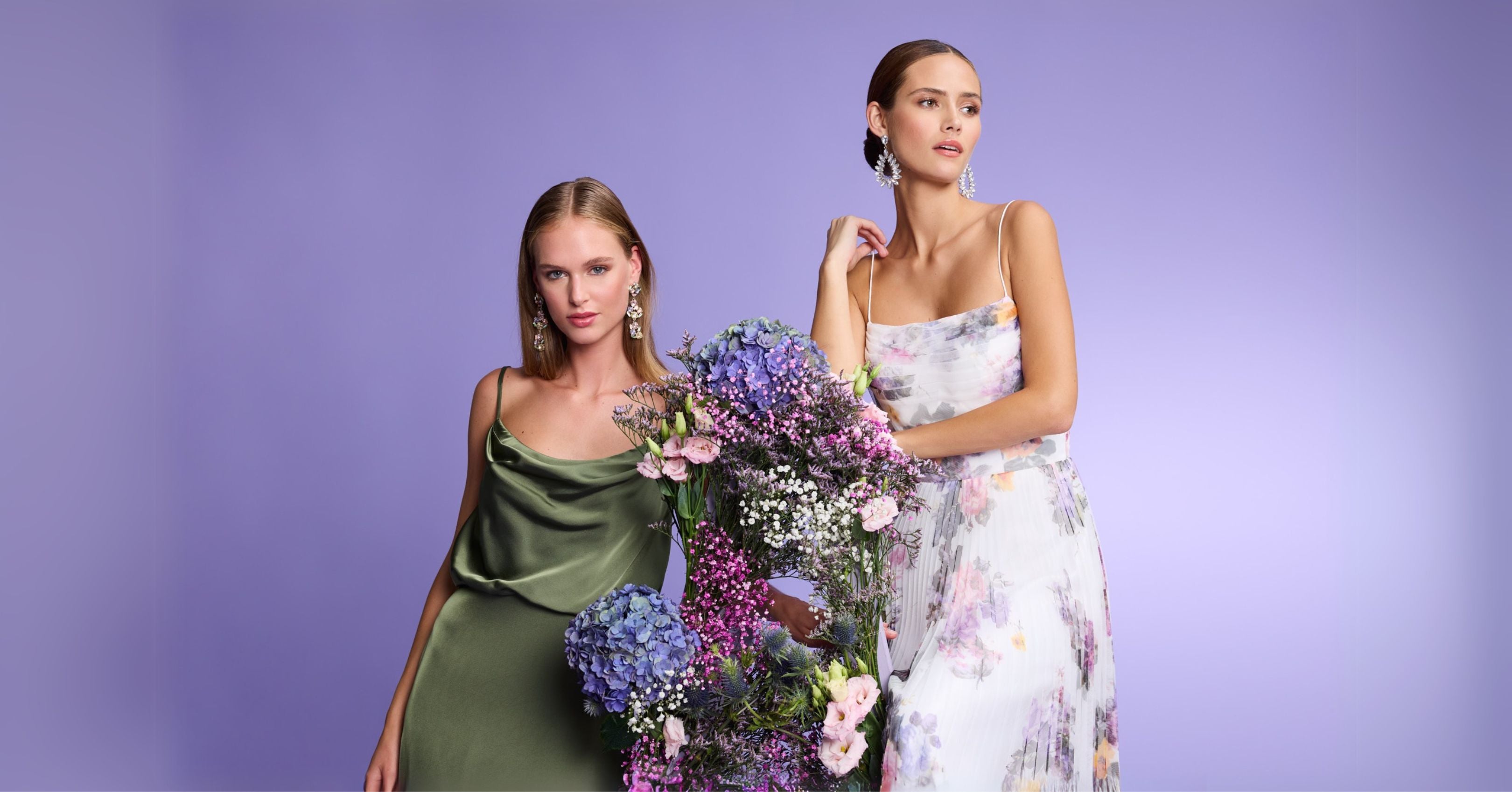 Abendkleid aus Satin mit angedeutetem Wasserfallausschnitt + Printkleid mit plissiertem Rock